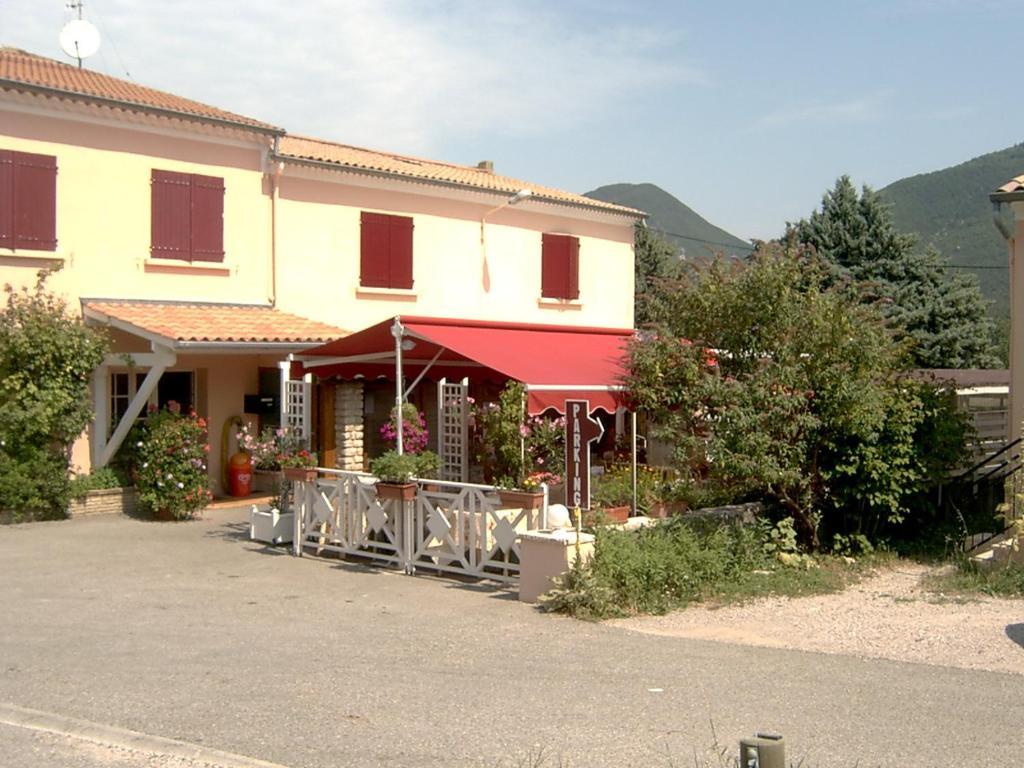 Logis Hotel Le Relais Du Serre Dieulefit Exterior foto